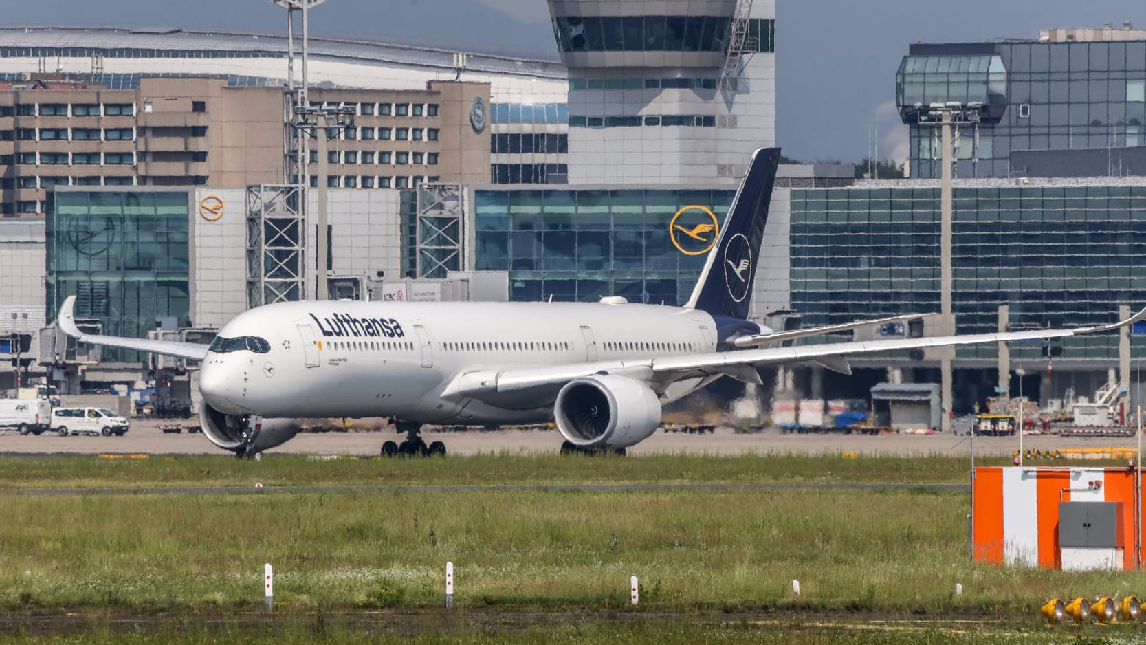 Der Flughafen in Dortmund: Dort heben wieder etwas mehr Passagiere ab als noch in den Vormonaten.