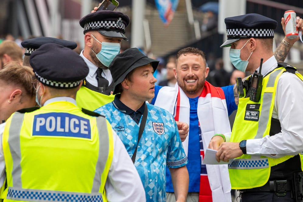 Polizisten kontrollieren einen englischen Fan vorm Wembley-Stadion.