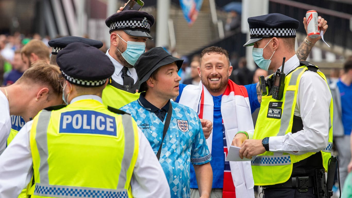 Polizisten kontrollieren einen englischen Fan vorm Wembley-Stadion.