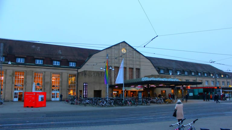 Blick auf den Hauptbahnhof Karlsruhe (Archivbild): Hier hat ein Mann zwei Polizeibeamte angegriffen.