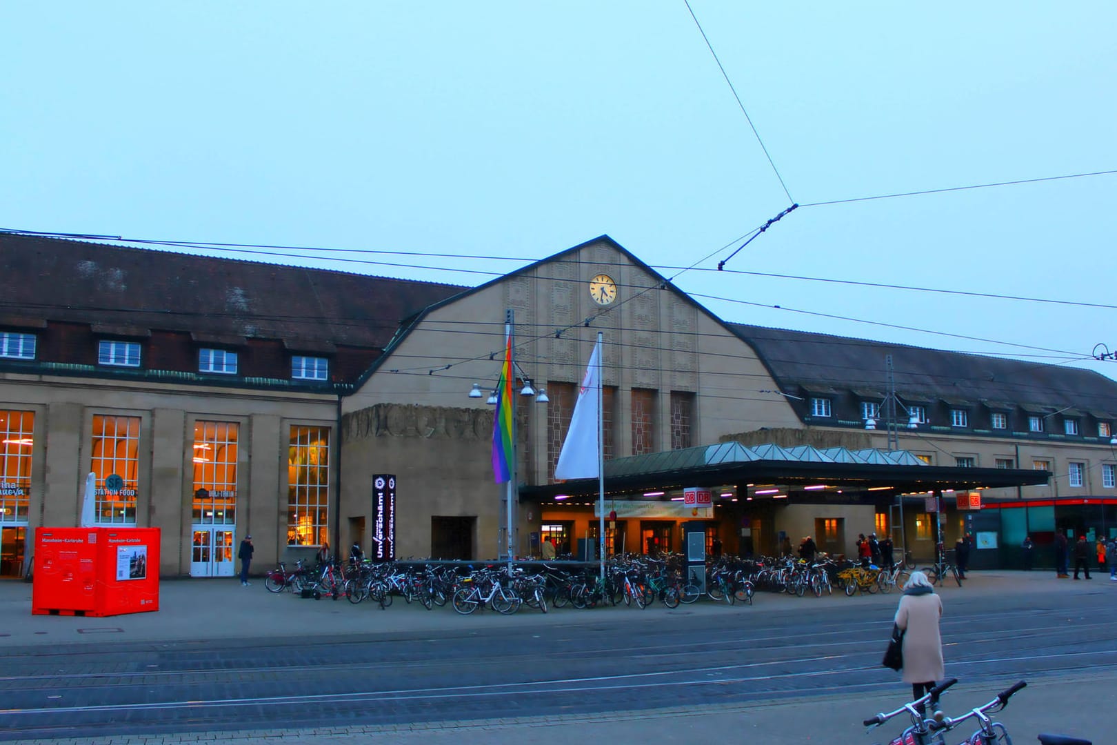 Blick auf den Hauptbahnhof Karlsruhe (Archivbild): Hier hat ein Mann zwei Polizeibeamte angegriffen.