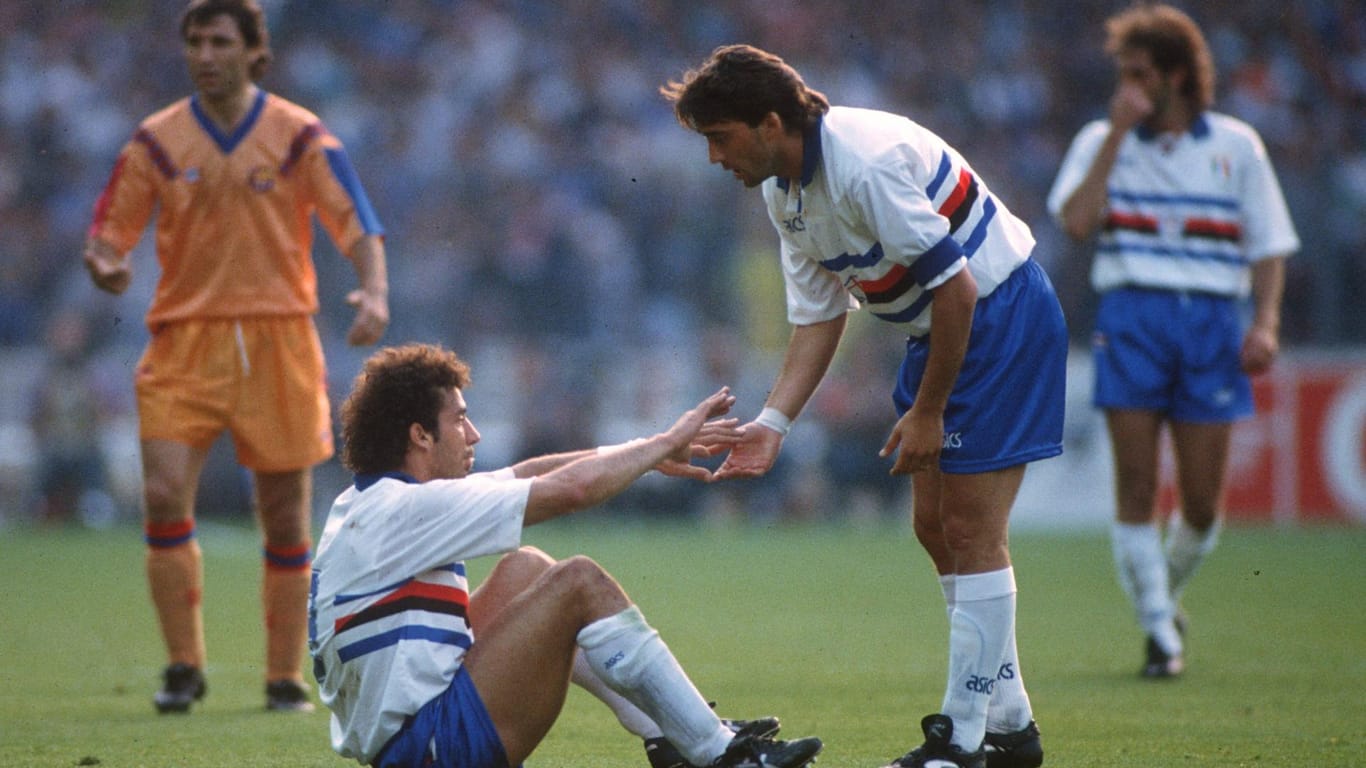 Im Jahr 1992: Gianluca Vialli (r.) hilft seinem Teamkollegen Roberto Mancini auf. Gemeinsam spielten sie damals für Sampdoria Genua.