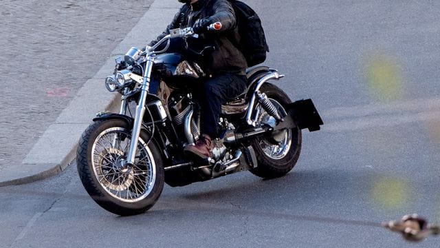 Auf geht's: Wer als Biker ein bisschen mehr mitnehmen will, achtet darauf, dass die Zipper des Rucksacks sich unterwegs nicht öffnen können. Auf geht's: Wer als Biker ein bisschen mehr mitnehmen will, achtet darauf, dass die Zipper des Rucksacks sich unterwegs nicht öffnen können.