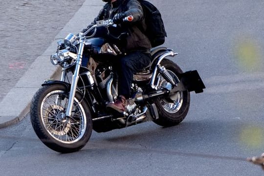 Auf geht's: Wer als Biker ein bisschen mehr mitnehmen will, achtet darauf, dass die Zipper des Rucksacks sich unterwegs nicht öffnen können.