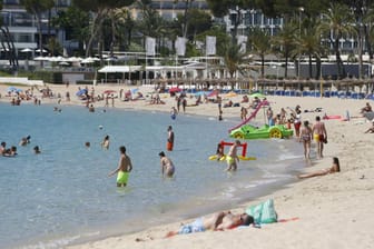 Urlauber am Strand von Mallorca: Auch die beliebte Ferieninsel ist nun ein Corona-Risikogebiet.