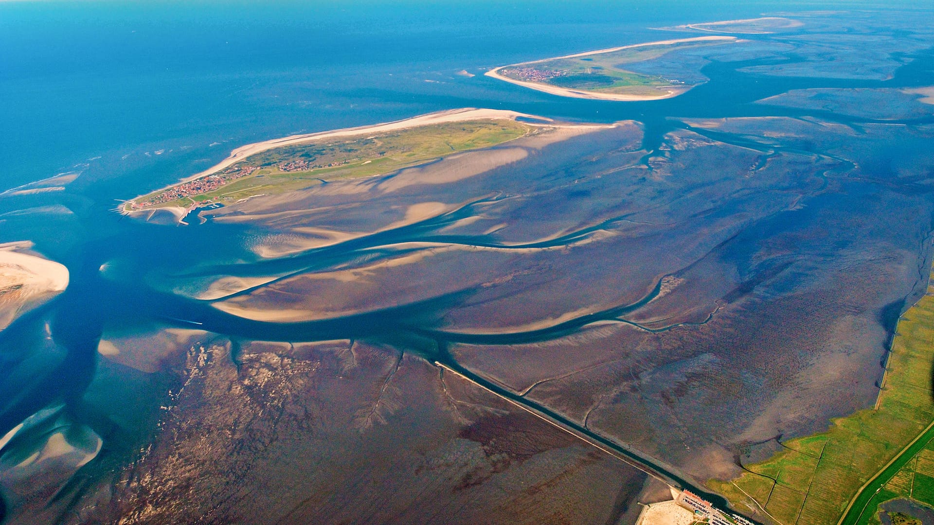 Baltrum von oben: Bei Ebbe kommt die Fähre nicht zur Insel – und die Post nicht zum Postboten.