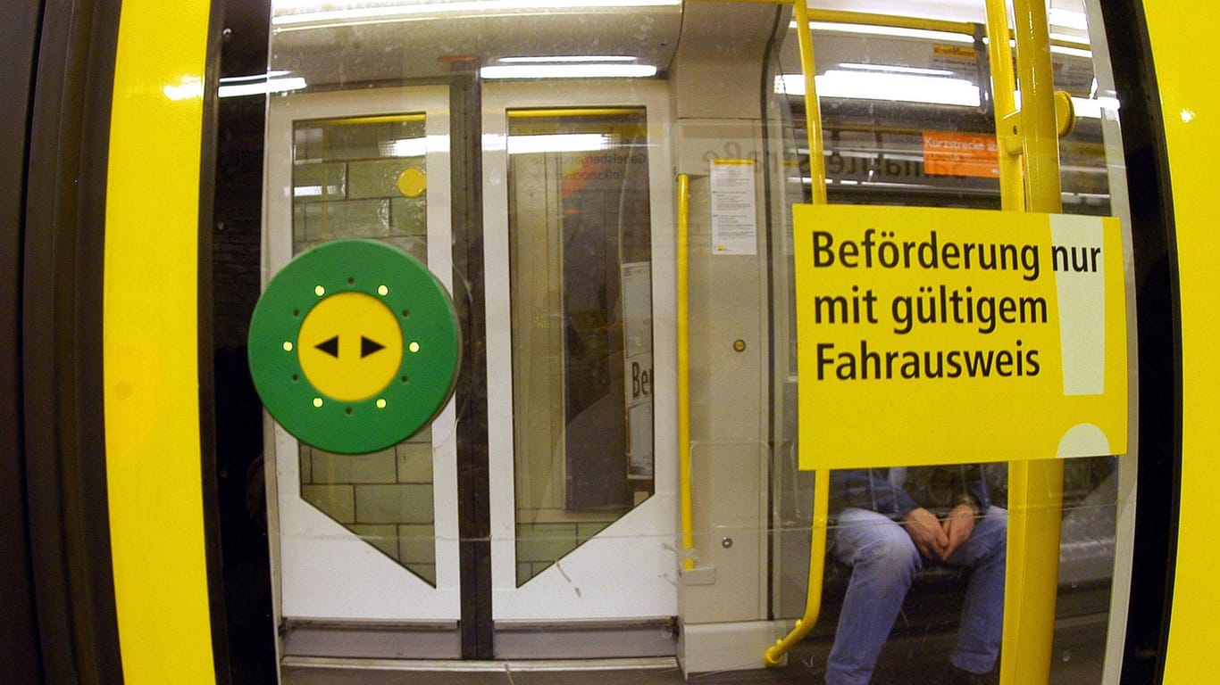 Hinweisschild an einem Zug der Berliner U-Bahn: Das Wort "Schwarzfahren" soll in einigen Städten nicht mehr genutzt werden.