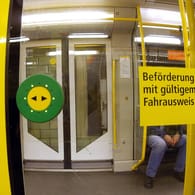 Hinweisschild an einem Zug der Berliner U-Bahn: Das Wort "Schwarzfahren" soll in einigen Städten nicht mehr genutzt werden.