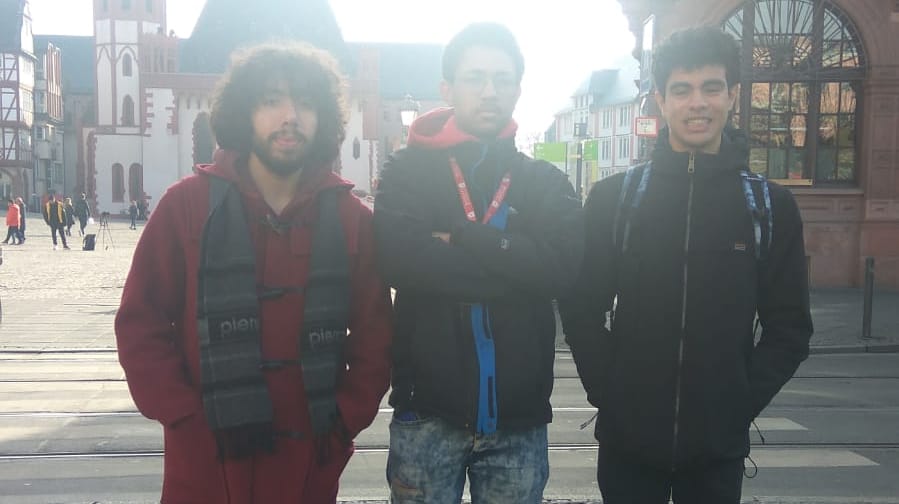 Ludovico Runco (li.) und Yussuf Sassi (re.) mit ihrem früheren englischen Mitbewohner Richard Klu.