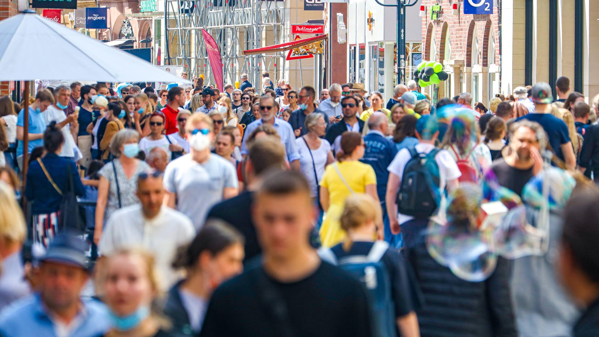 Passanten in der Innenstadt von Münster: Die Impfquote muss noch deutlich steigen.