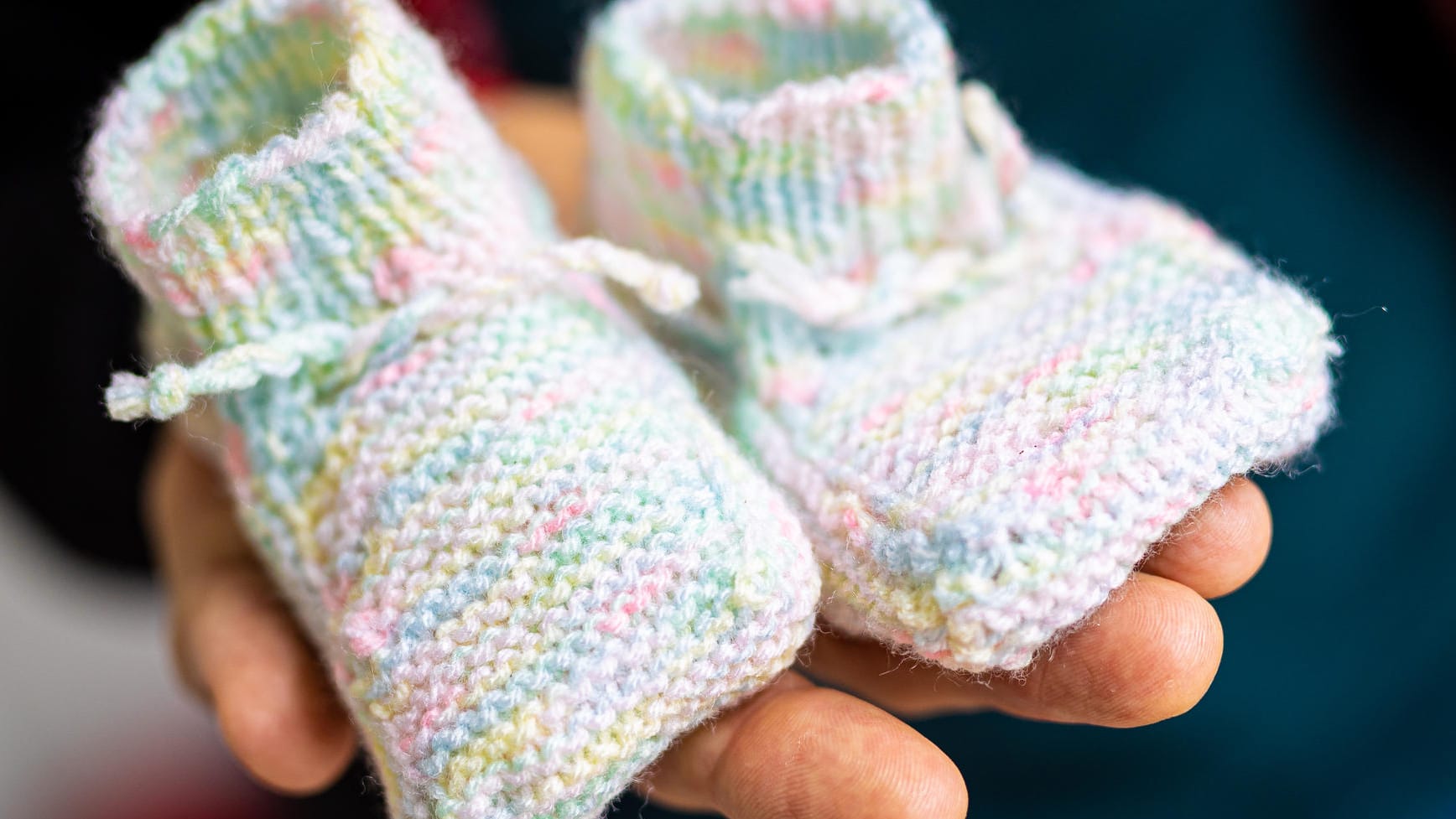 Eine Hand hält gehäkelte Babysocken: Hannoveraner können in der Ausstellung über Gegenstände erzählen, die für sie im Corona-Lockdown wichtig waren.