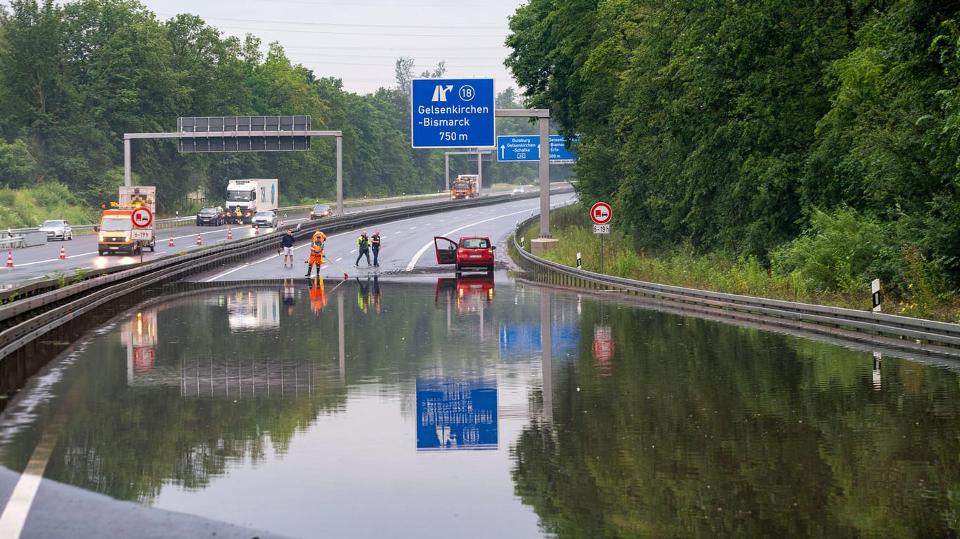 Die nach heftigen Regenfällen gesperrte Autobahn 42: Sie konnte erst in der Nacht wieder freigegeben werden, nachdem das Wasser abgeflossen war.