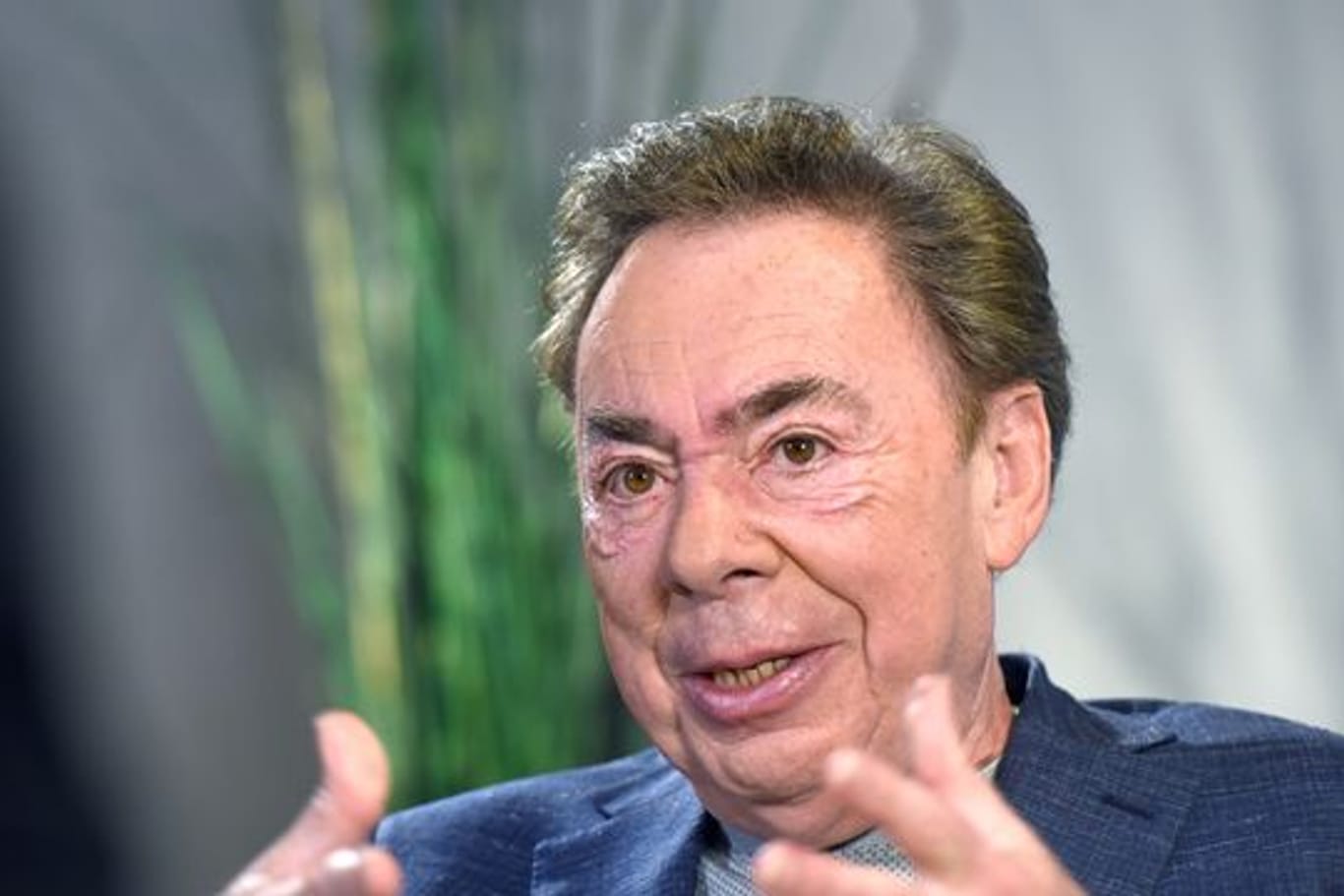 Der britische Musical-Komponist Andrew Lloyd Webber will die anstehende Premiere von "Cinderella" doch nicht groß feiern.