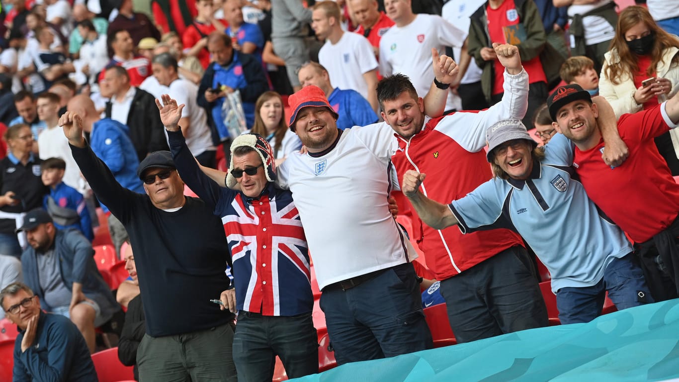 Englische Fans feiern den Finaleinzug bei der EM.