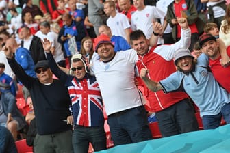 Englische Fans feiern den Finaleinzug bei der EM.