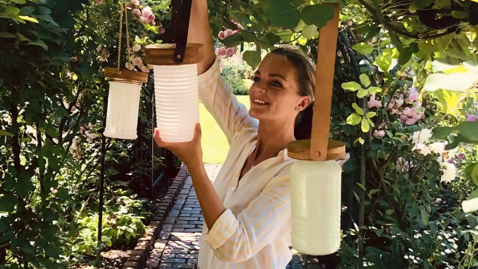 Eva Brenner: Die Moderatorin hängt im Garten selbst gebaute LED-Glaslaternen auf.