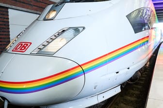Ein ICE ist mit einem Streifen in Regenbogenfarben beklebt: Der Zug fährt zum Christopher Street Day nach München.