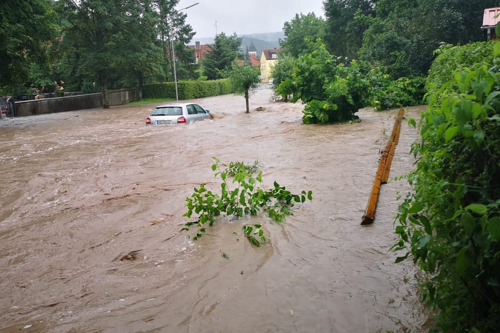 Anhaltende Regenfälle in Franken: Unwetter haben auch in Bayern zu zahlreichen Nottfällen geführt.