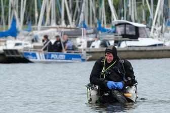 Ein Sporttaucher bereitet sich im Cospudener See auf einen Tauchgang vor (Archivbild): Mehrere Tage lang war vergeblich nach dem Toten gesucht worden – dann konnte er geborgen werden.