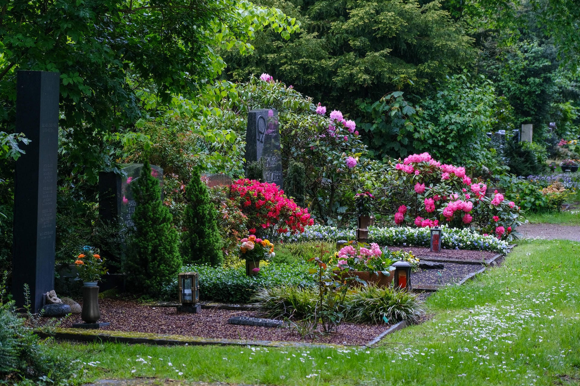 Friedhof (Symbolbild): In Zusammenhang mit einer Corona-Infektion sind in Deutschland mehr als 90.000 Menschen gestorben.