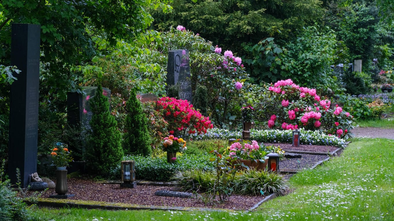 Friedhof (Symbolbild): In Zusammenhang mit einer Corona-Infektion sind in Deutschland mehr als 90.000 Menschen gestorben.