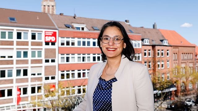 Serpil Midyatli, SPD-Landesvorsitzende, schaut in die Kamera