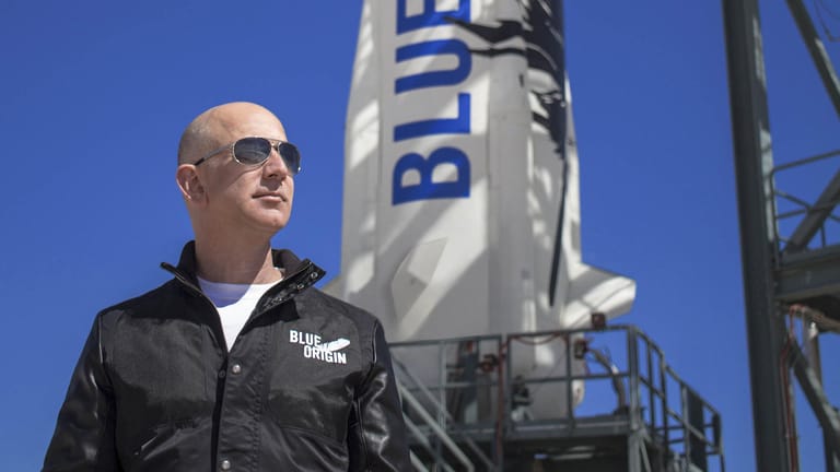 Auch er will ins All: Amazon-Gründer Jeff Bezos beim Start einer "New Shepard"-Rakete in Texas im April 2021.