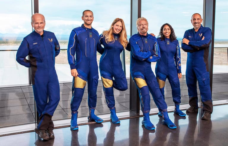 Die "Unity 22"-Crew um den Milliardär Richard Branson (3. von rechts) für den Flug ins All am 11. Juli.