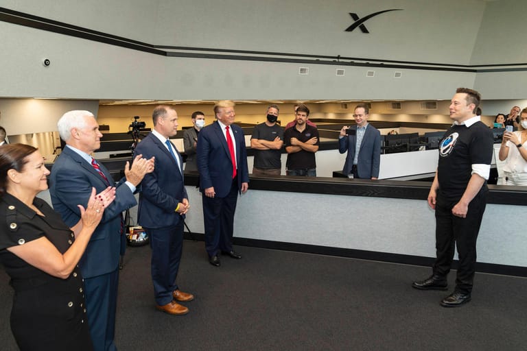 Hoher Besuch: Der damalige US-Präsident Donald Trump gratuliert Musk im Mai 2020 zum erfolgreichen Start in Cape Canaveral im Bundesstaat Florida.