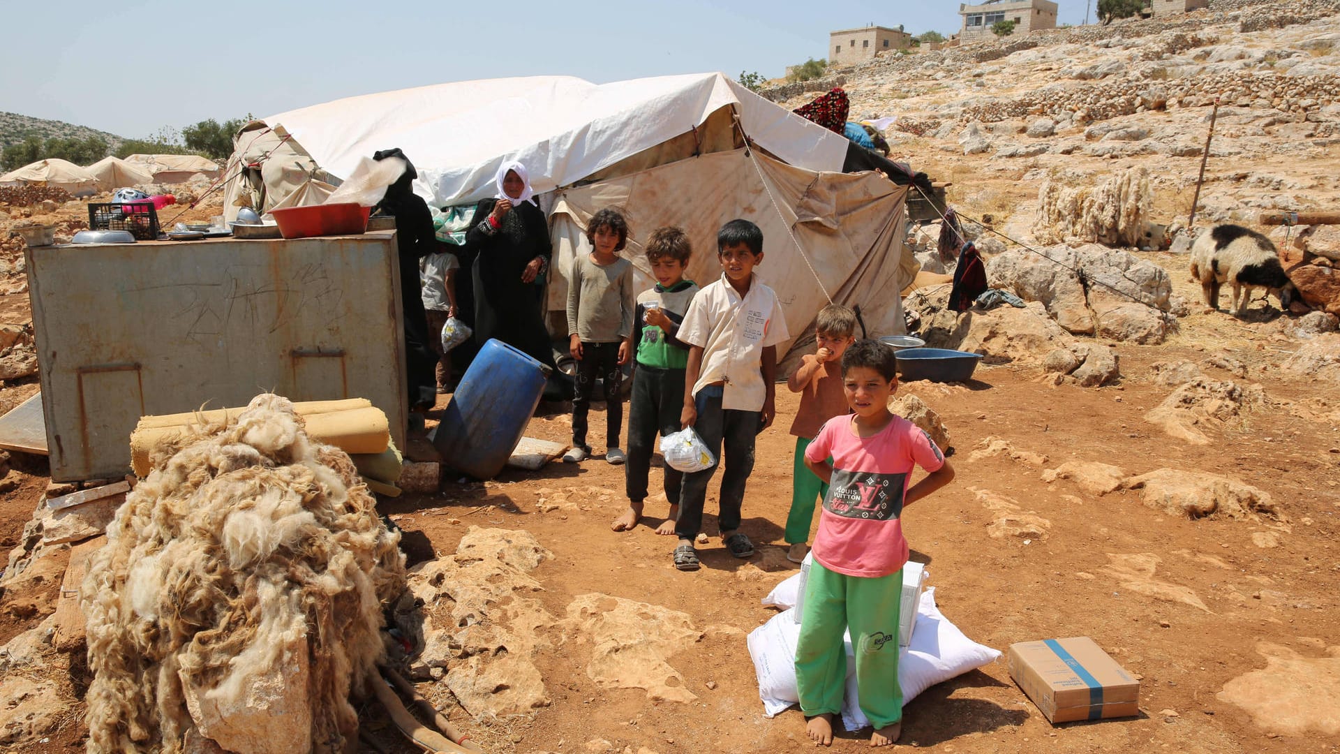 Syrische Flüchtlinge in einem Camp nahe im Nordwesten des Landes: Die Vereinten Nationen senden hier Hilfsgüter hin.