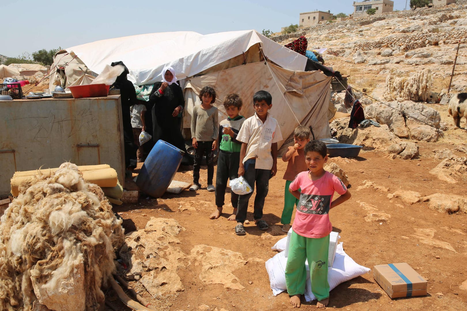 Syrische Flüchtlinge in einem Camp nahe im Nordwesten des Landes: Die Vereinten Nationen senden hier Hilfsgüter hin.