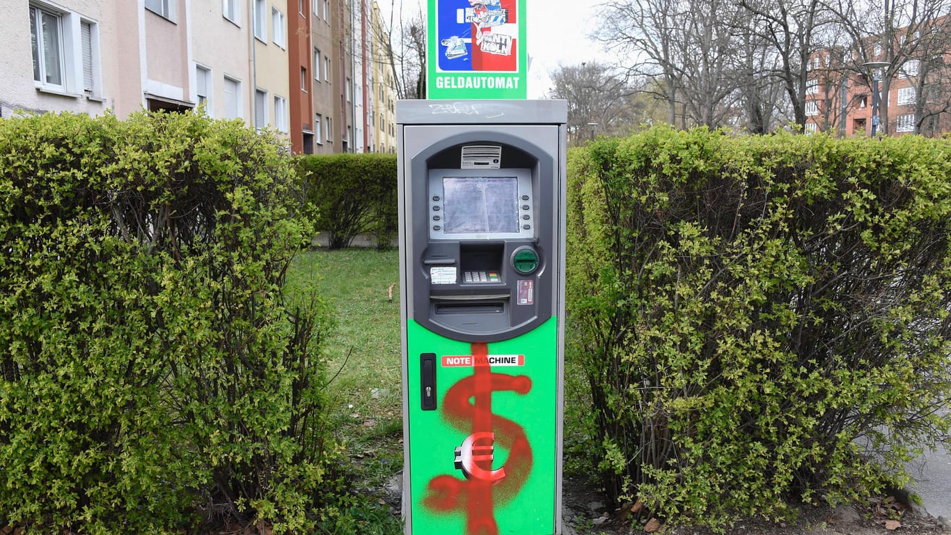 Ein besprühter Geldautomat steht am Straßenrand (Symbolbild): In Berlin-Marzahn wurde ein Geldautomat von mehreren Personen gestohlen.