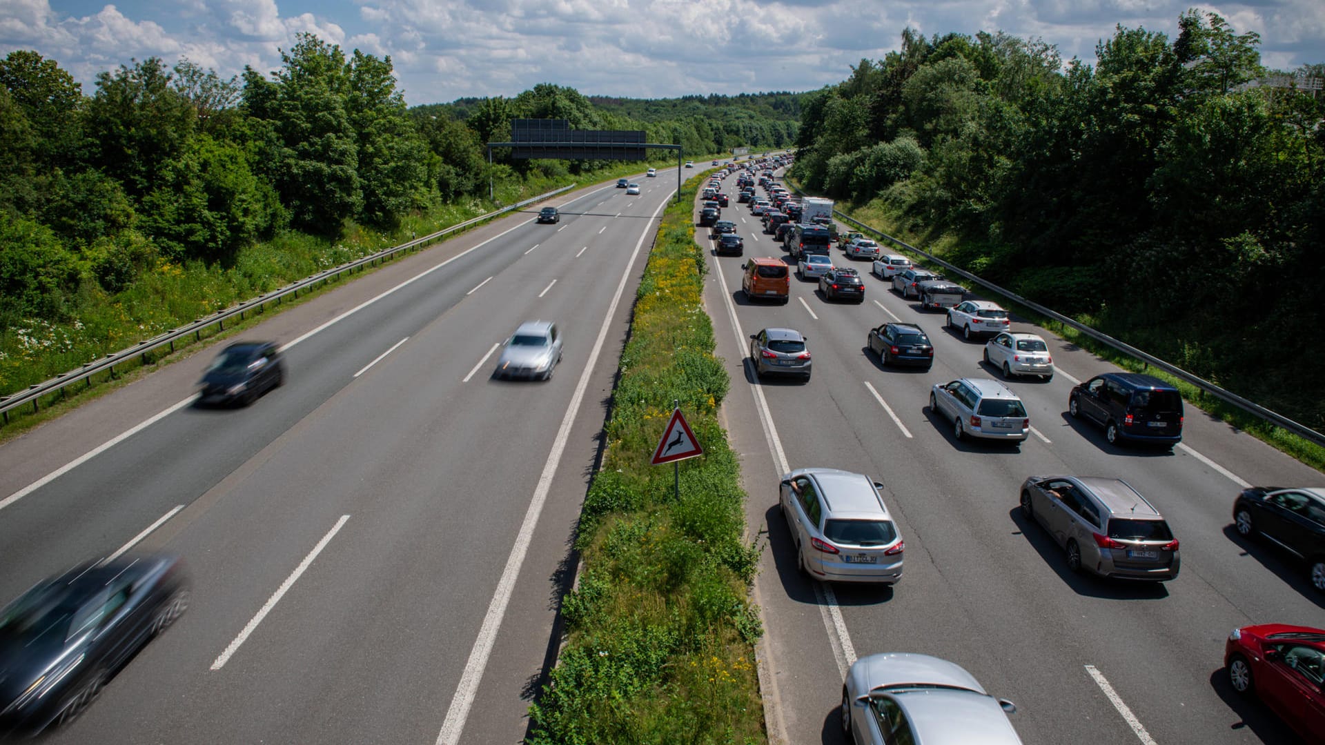 Blick auf eine Autobahn von einer Brücke (Symbolbild): Unbekannte haben einen Stein auf die A553 geworfen. Blick auf eine Autobahn von einer Brücke (Symbolbild): Unbekannte haben einen Stein auf die A553 geworfen.