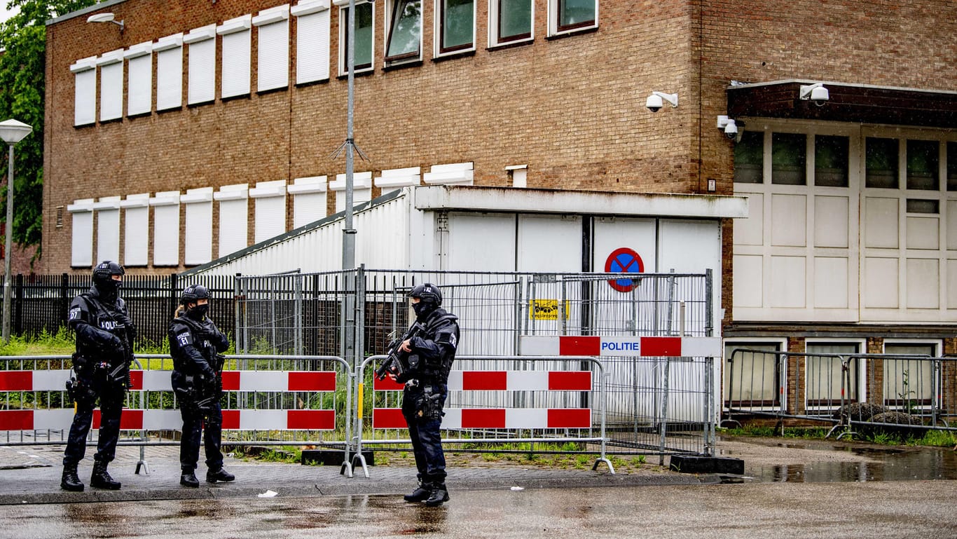 Polizei steht vor dem "De Bunker" genannten Hochsicherheitsgericht: Hier werden die brisanten Fälle der niederländischen Unterwelt verhandelt.