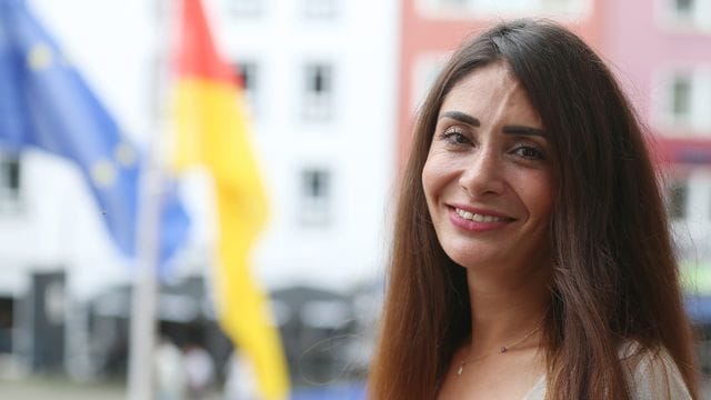 Gönül Örs steht auf einem Balkon am Kölner Rathaus: Die Kölnerin ist aus der Türkei wieder zurückgekehrt.