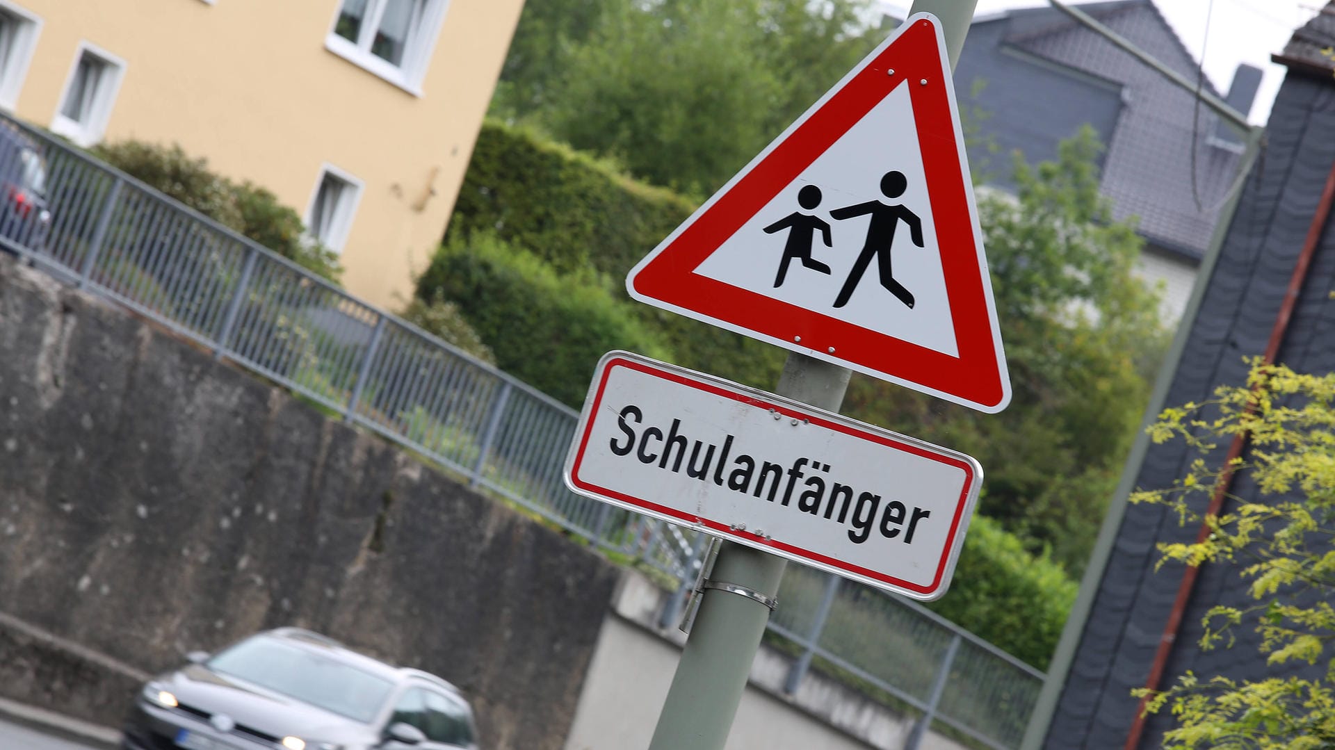 Schild mit der Aufschrift "Schulanfänger": Eine Lehrerin hat eine Schülerin überfahren. Schild mit der Aufschrift "Schulanfänger": Eine Lehrerin hat eine Schülerin überfahren.