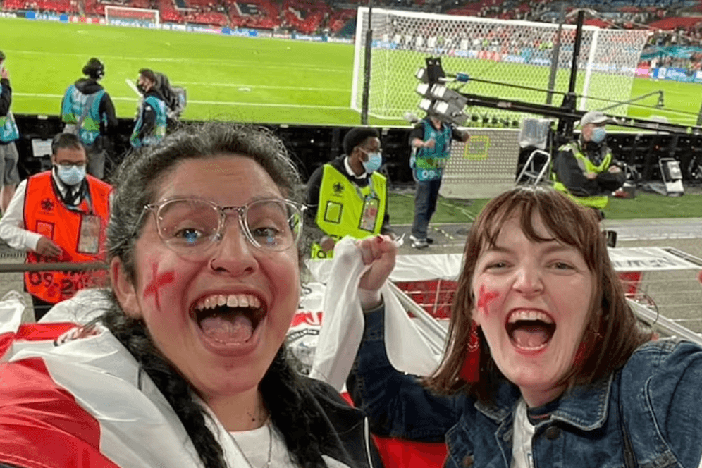 Nina Farooqi (l.) beim England-Spiel mit einer Freundin: Das Spiel gegen Dänemark hatte Folgen für sie.