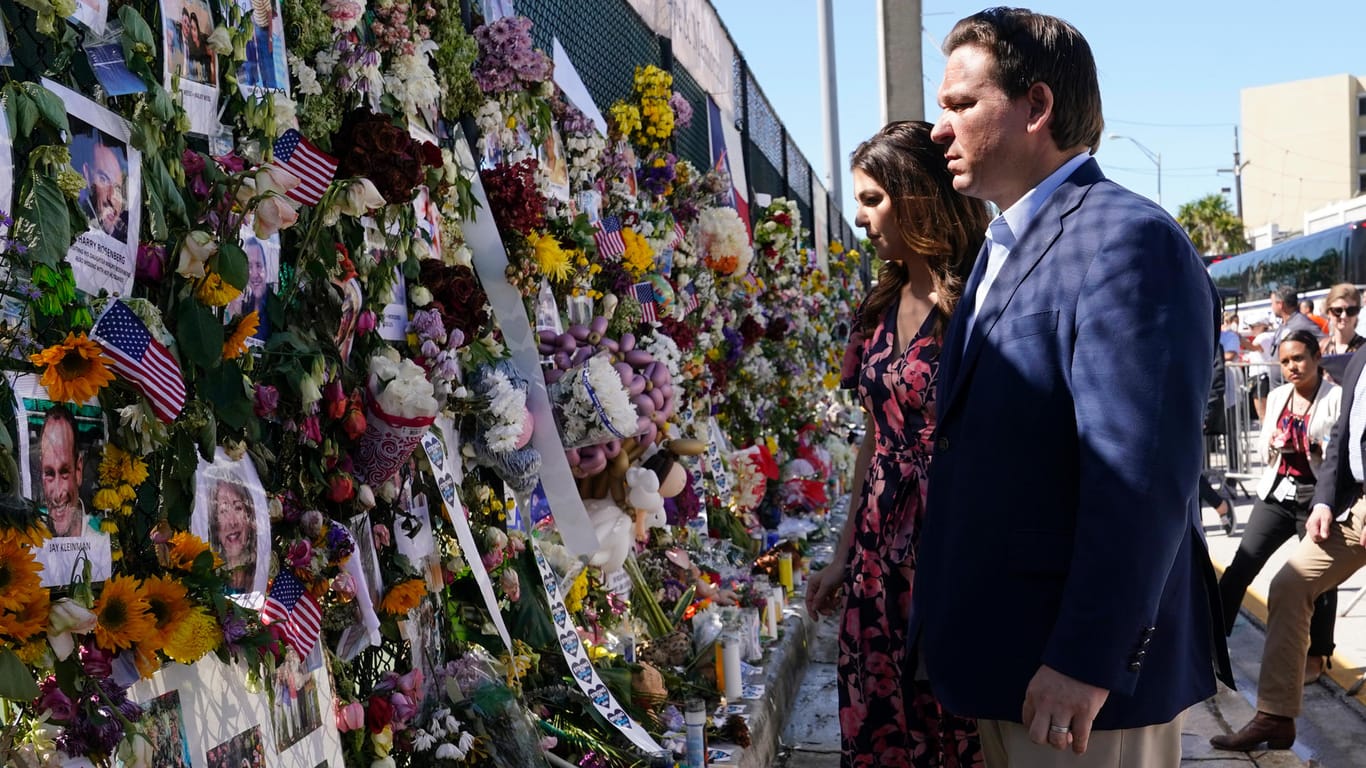 Floridas Gouverneur Ron DeSantis betrachtet Gedenkstätte: 14 weitere Leichen wurden entdeckt.