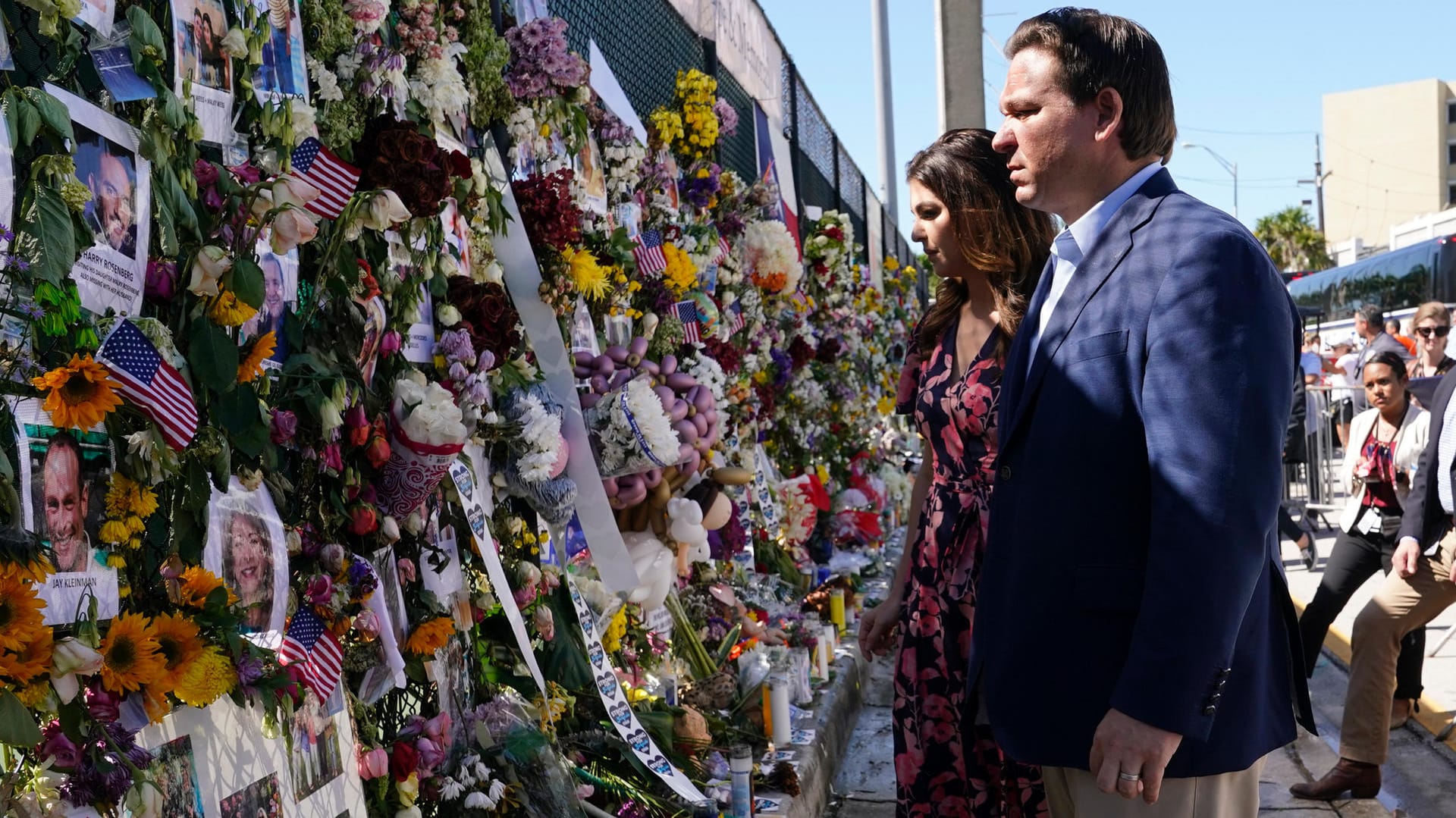 Floridas Gouverneur Ron DeSantis betrachtet Gedenkstätte: 14 weitere Leichen wurden entdeckt. Floridas Gouverneur Ron DeSantis betrachtet Gedenkstätte: 14 weitere Leichen wurden entdeckt.