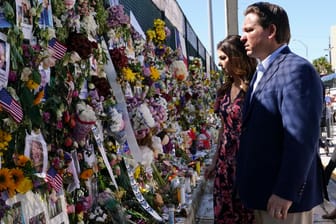 Floridas Gouverneur Ron DeSantis betrachtet Gedenkstätte: 14 weitere Leichen wurden entdeckt.