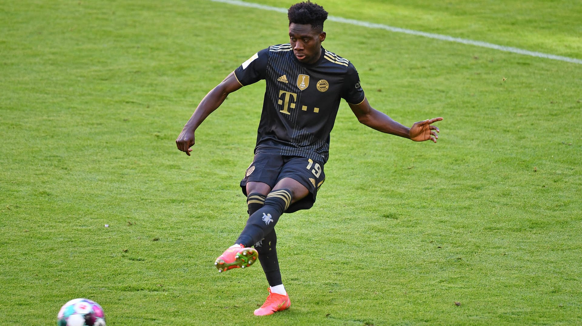 Alphonso Davies: Der Kanadier wird seinem Team beim Gold Cup nicht helfen können.