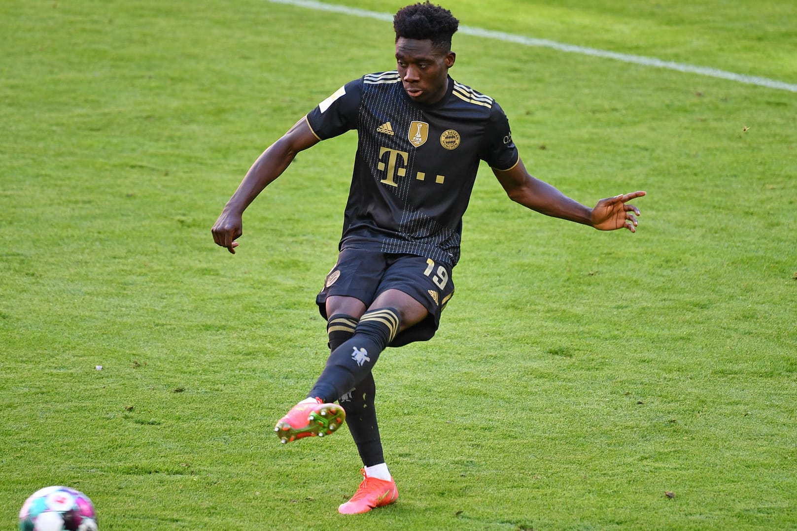 Alphonso Davies: Der Kanadier wird seinem Team beim Gold Cup nicht helfen können.