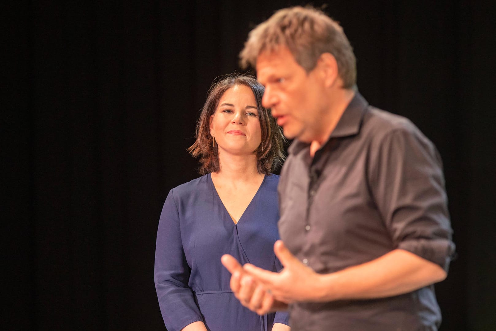 Robert Habeck und Annalena Baerbock bei einer Presskonferenz (Archivbild). Die Grünen wollen an ihrer Kanzlerkandidatin festhalten.