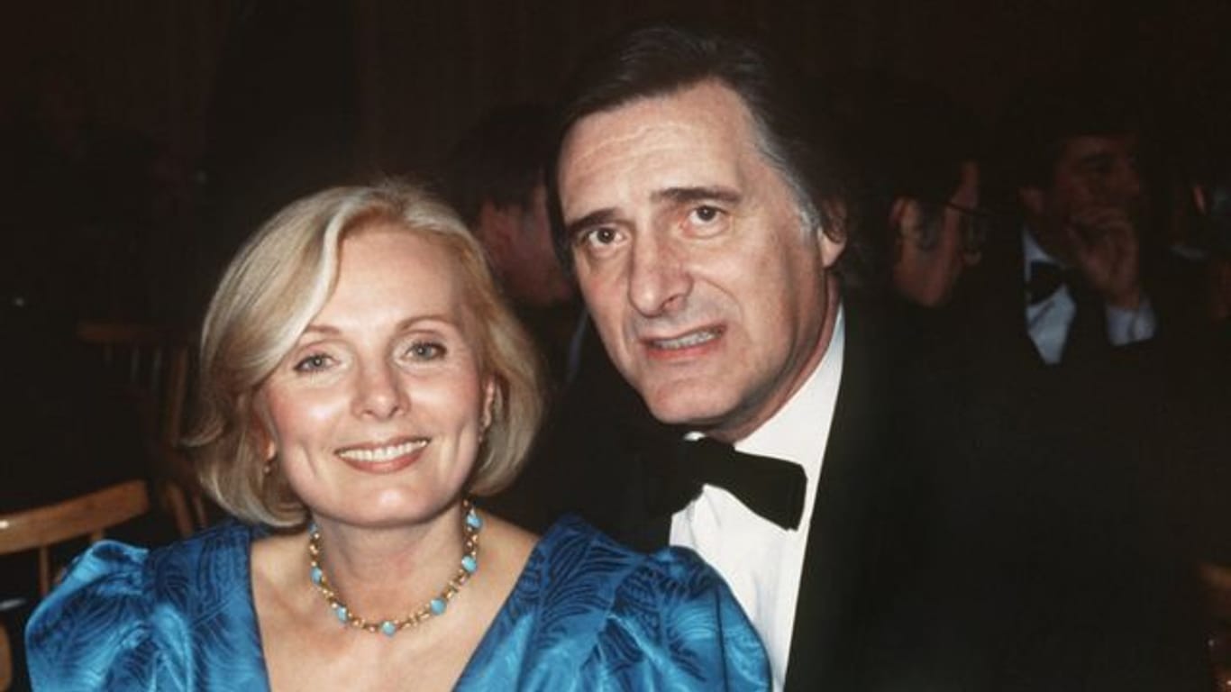 Die Schauspieler Helmut Fischer und Ruth Maria Kubitschek als Franz Münchinger alias Monaco Franze und seine Frau Annette von Soettingen.