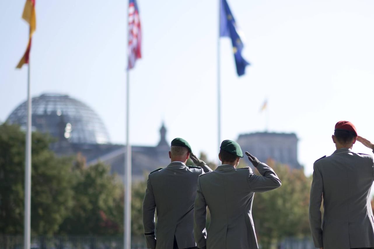 Soldaten des Wachbataillons stehen nicht weit vom Reichstag (Archivbild). Veteranen fordern eine Ehrung der Afghanistan-Truppen.