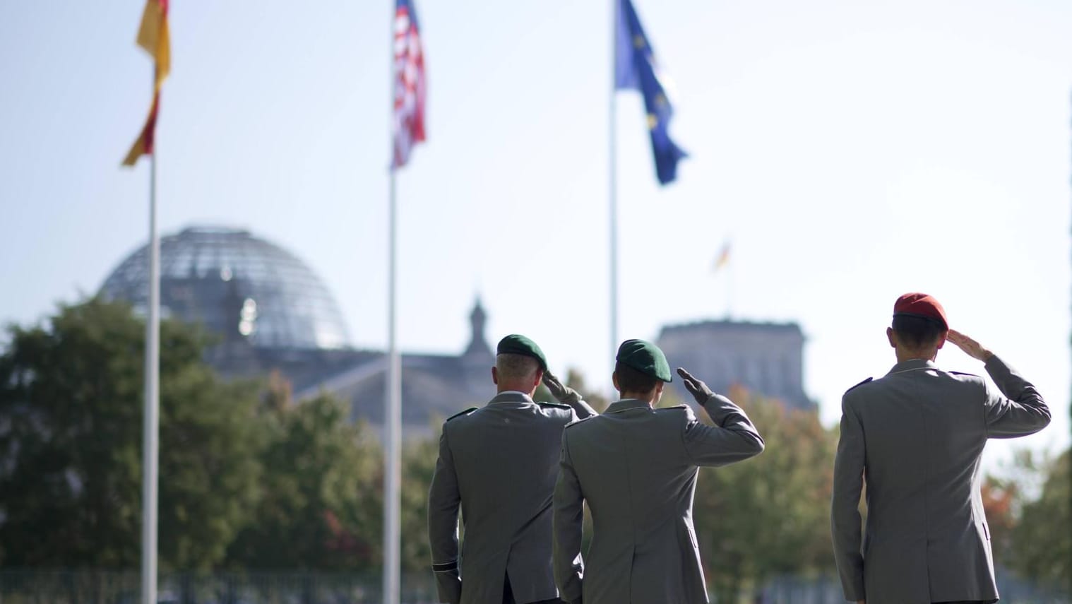 Soldaten des Wachbataillons stehen nicht weit vom Reichstag (Archivbild). Veteranen fordern eine Ehrung der Afghanistan-Truppen.