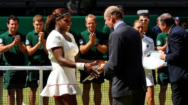 Der Herzog von Kent gratuliert Serena Williams im Jahr 2010 zum Titelgewinn. Der Herzog von Kent gratuliert Serena Williams im Jahr 2010 zum Titelgewinn.