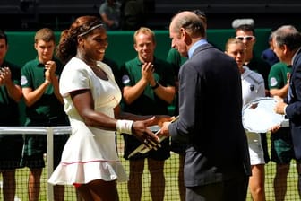 Der Herzog von Kent gratuliert Serena Williams im Jahr 2010 zum Titelgewinn.