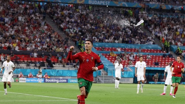 Portugals Cristiano Ronaldo führt die Torschützenliste des Turniers weiter an. Portugals Cristiano Ronaldo führt die Torschützenliste des Turniers weiter an.