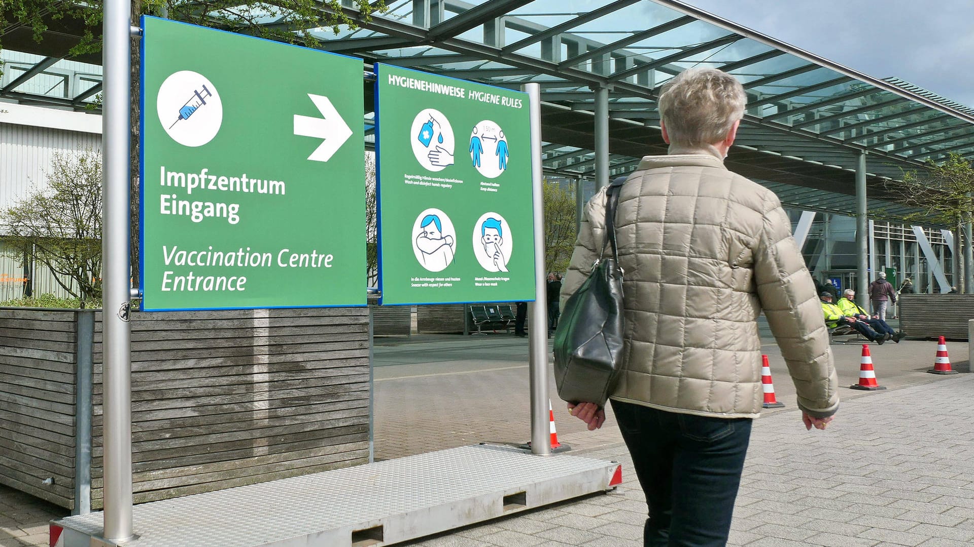 Ein Schild weist den Weg zum Hannoveraner Impfzentrum (Archivbild): Hier werden an den kommenden Wochenenden auch Impfungen ohne Termin angeboten.